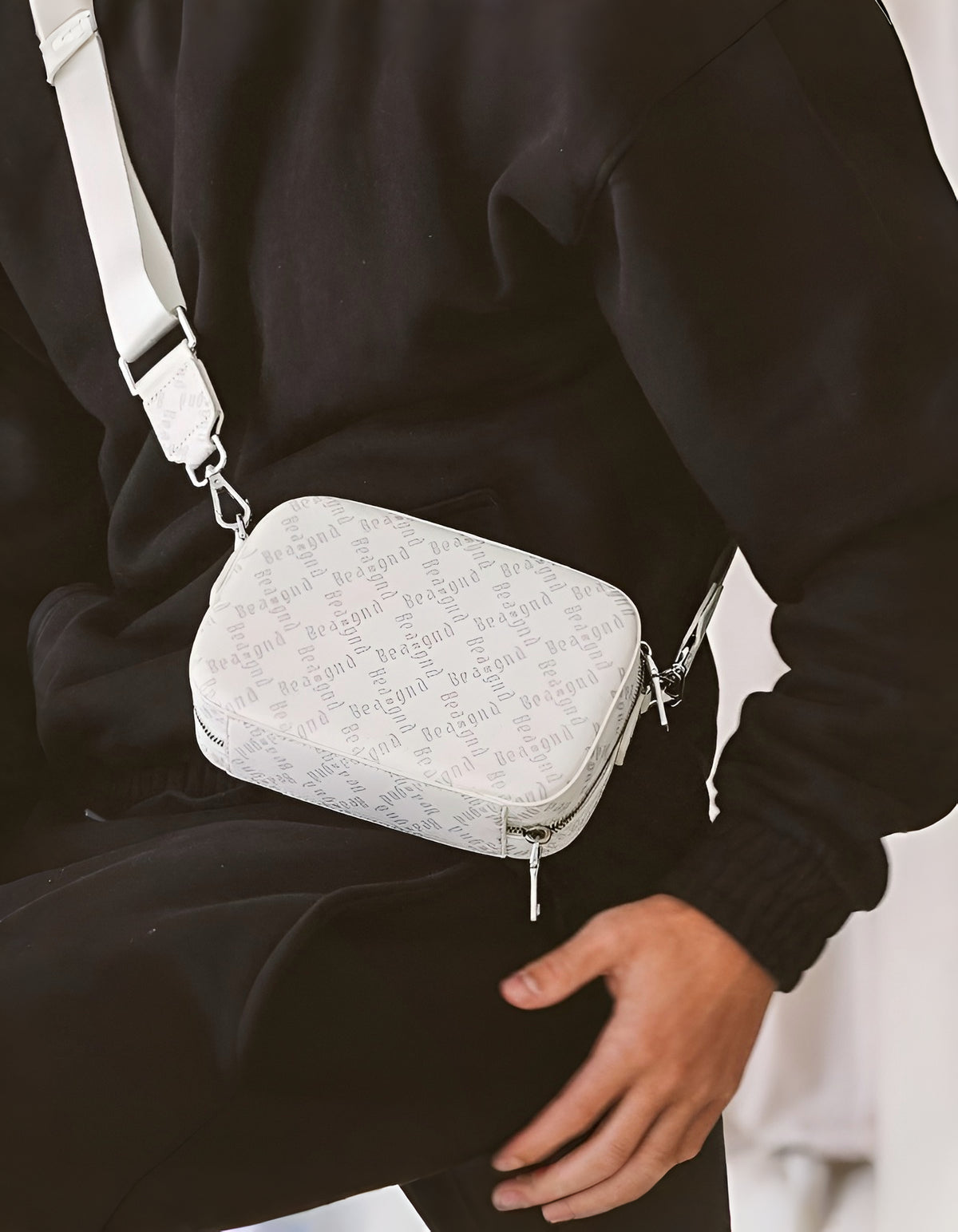 Bandolera Monogram Blanca De Bealgnd
