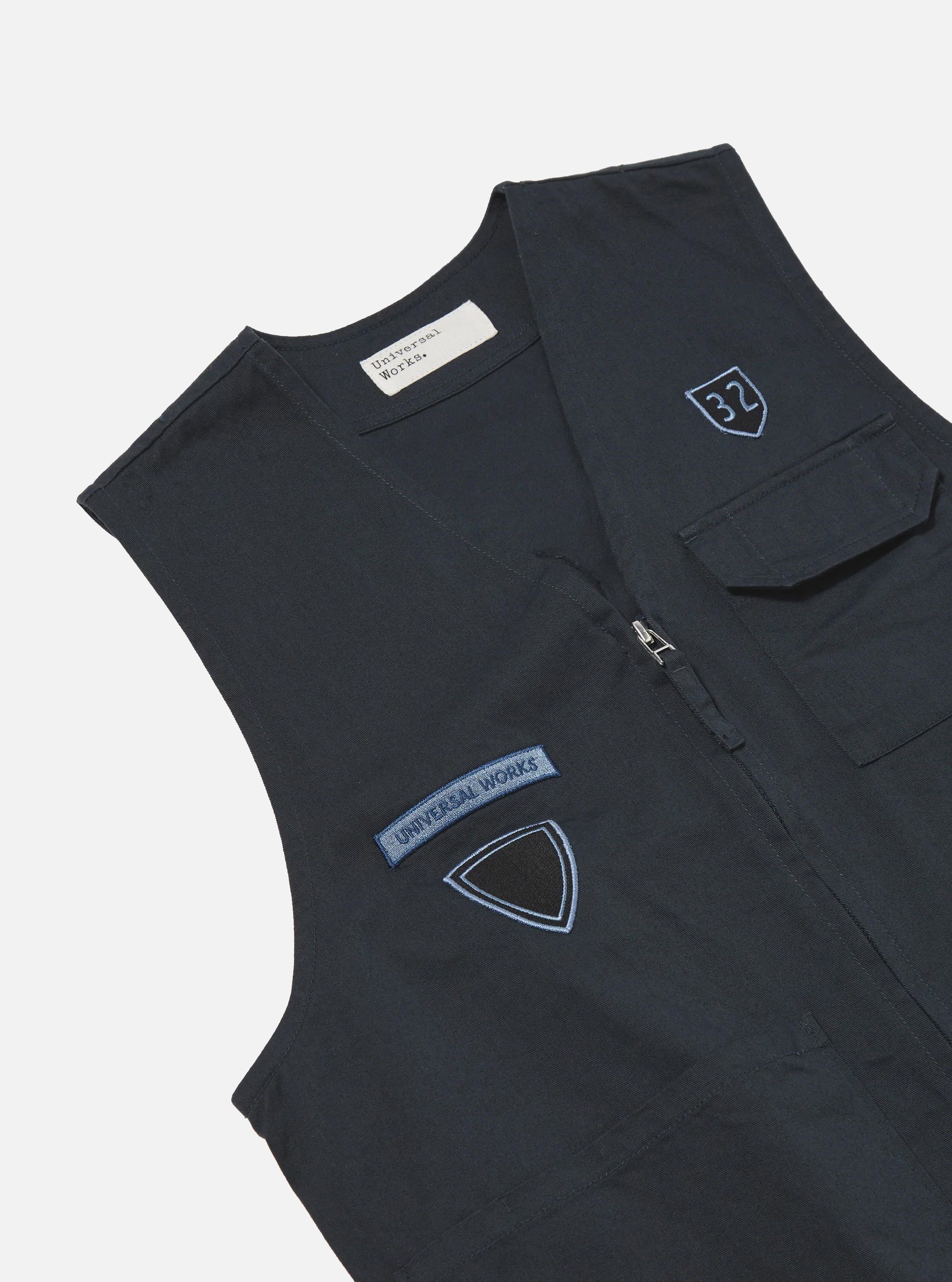 Chaleco marino Universal Works en sarga navy con insignias