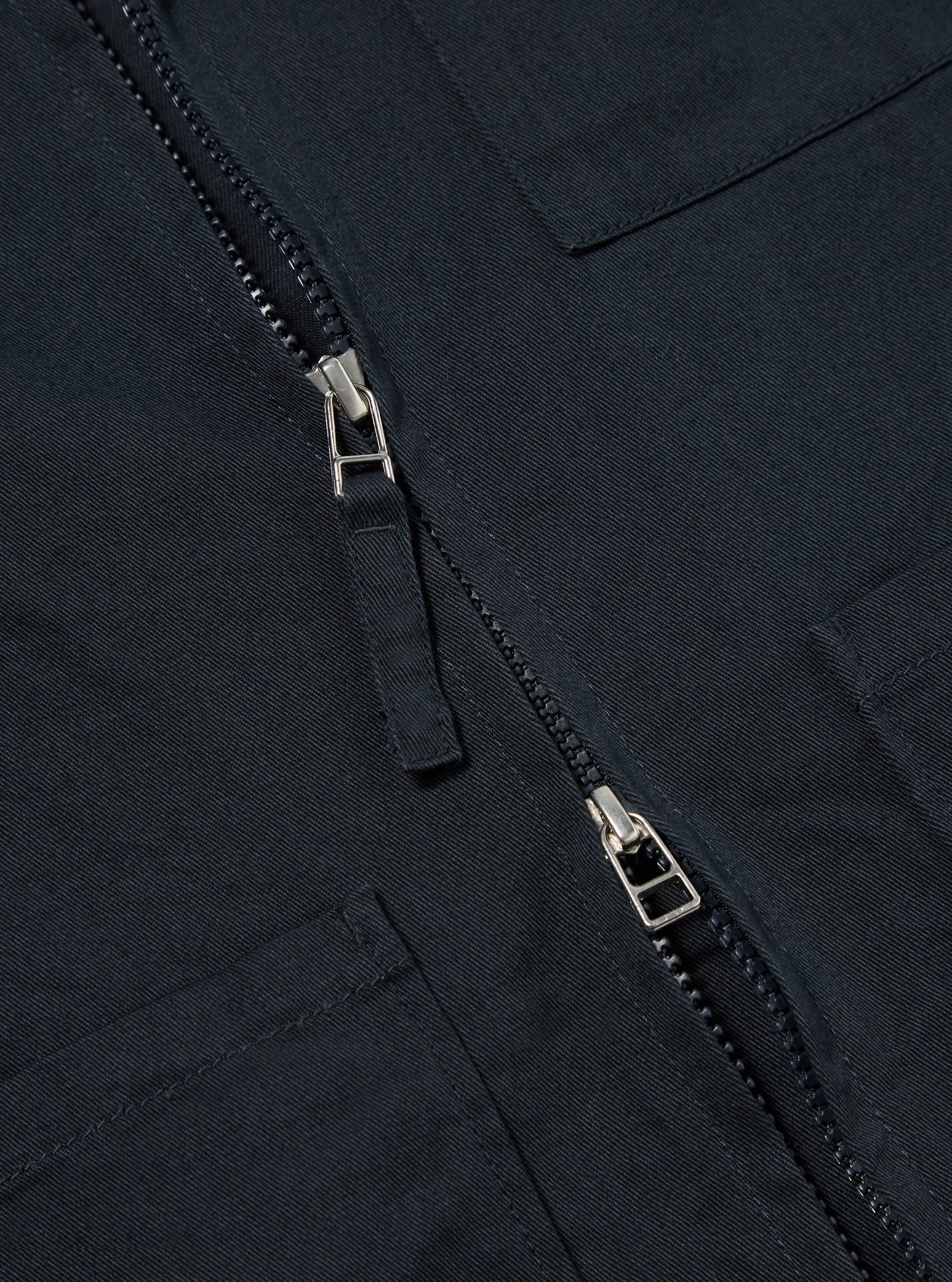 Chaleco marino Universal Works en sarga navy con insignias