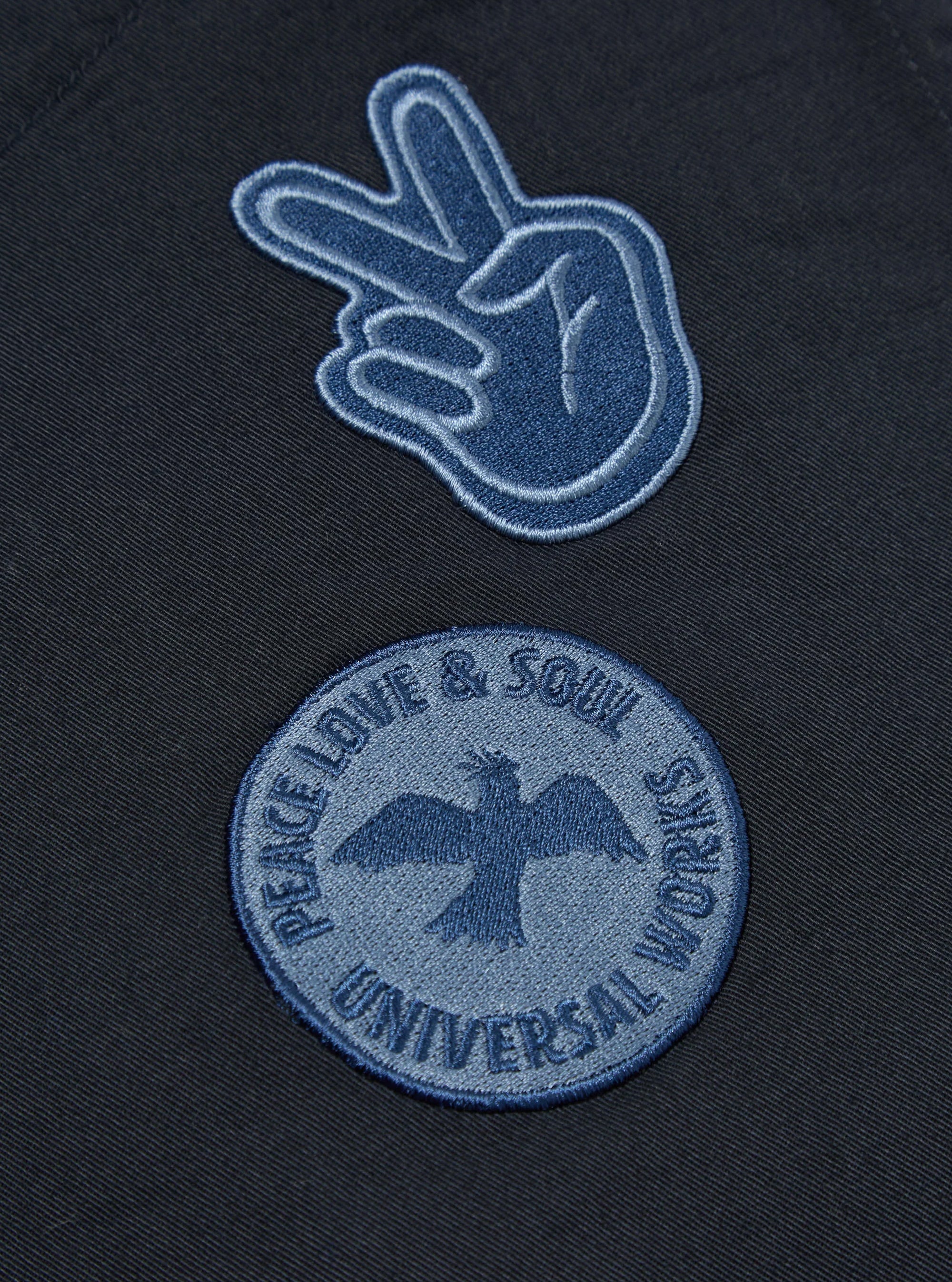Chaleco marino Universal Works en sarga navy con insignias