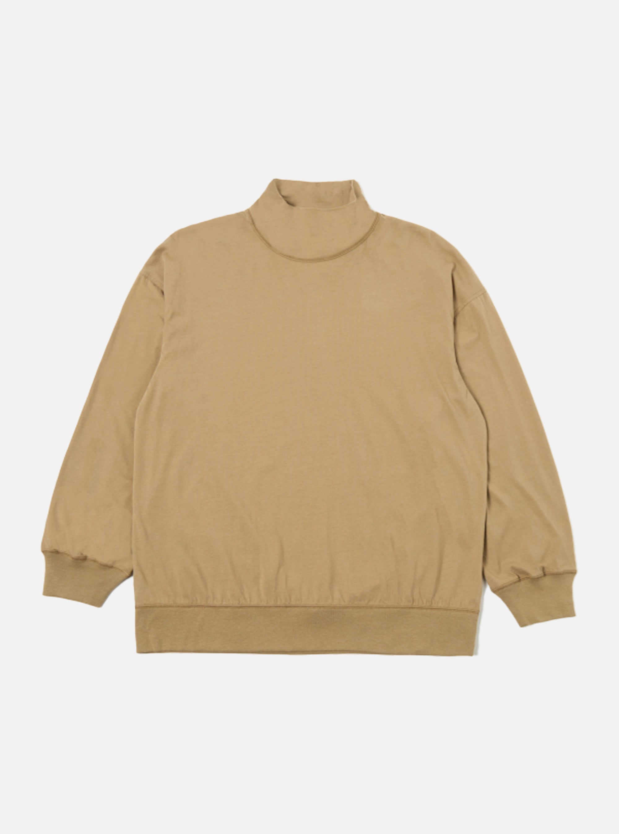 Jersey fino de cuello alto Universal Works en color arena