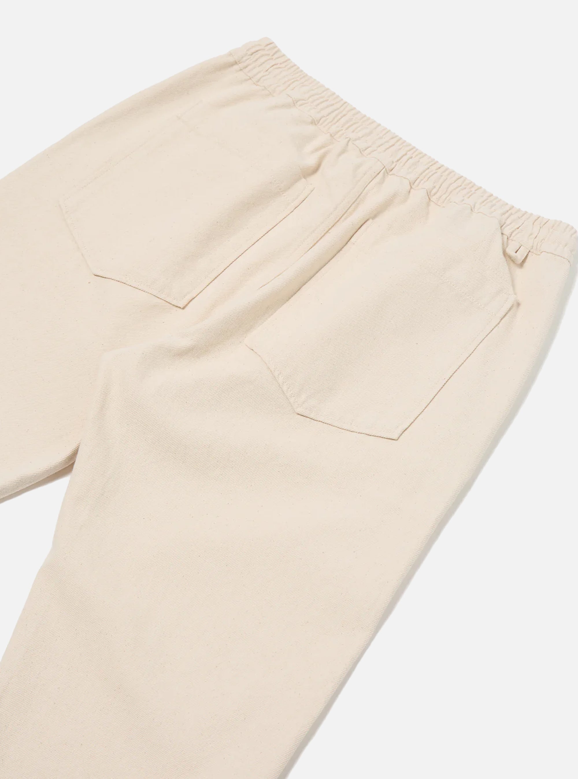 Pantalón Hi Water de Universal Works en algodón reciclado color crudo