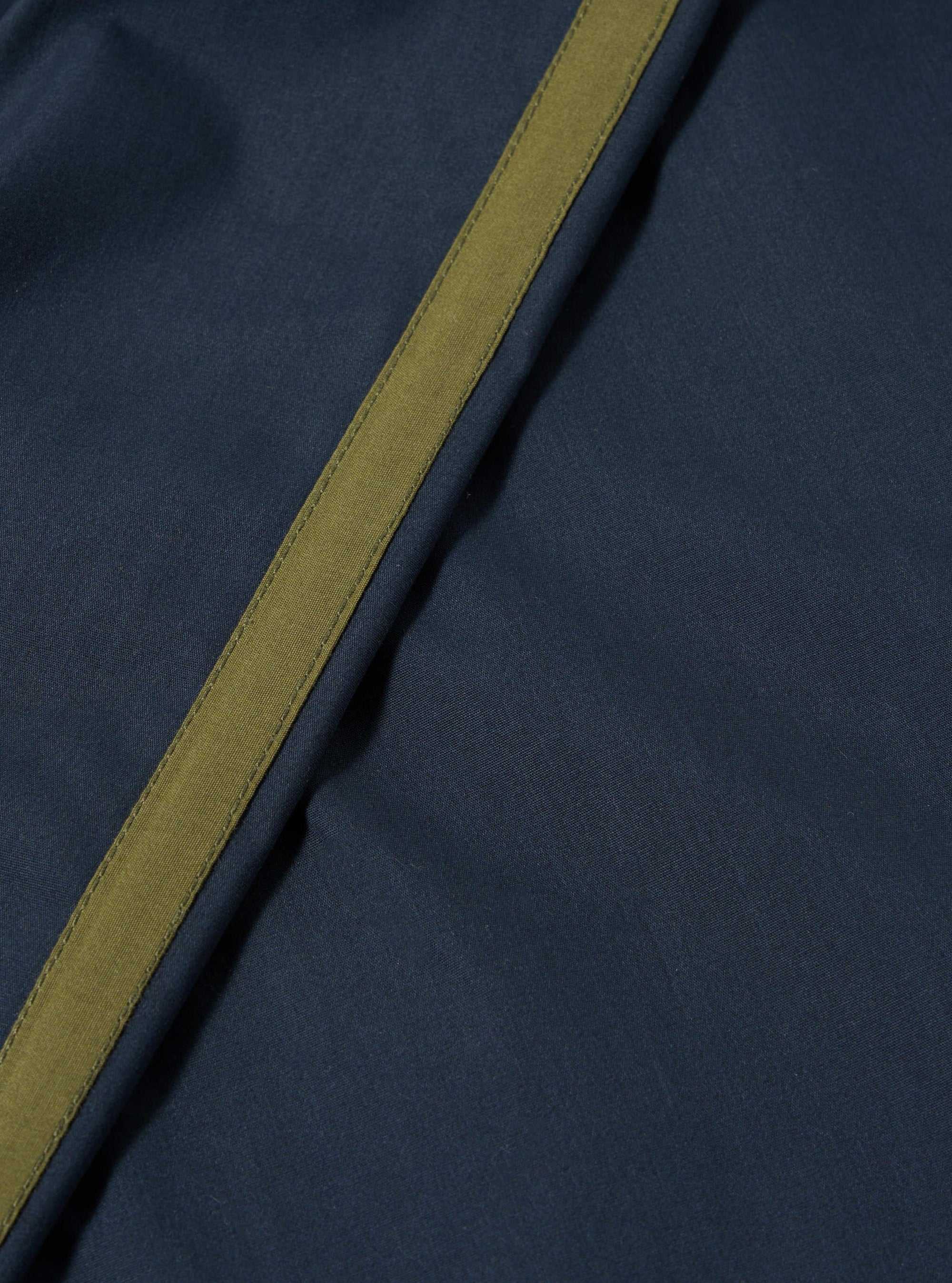 Pantalón Oxford Universal Works navy con ribete lateral