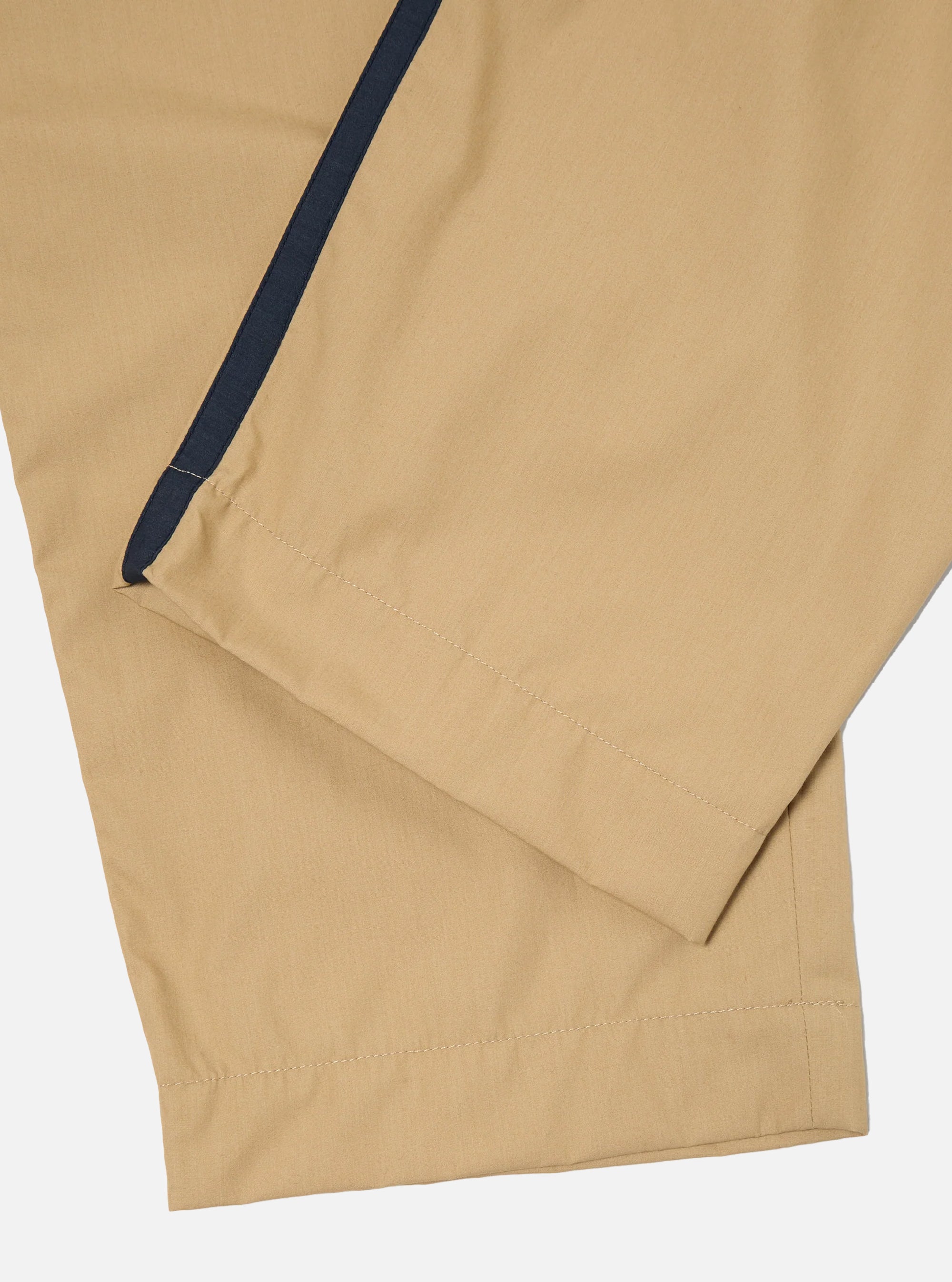Pantalón Oxford Universal Works color arena con ribete lateral