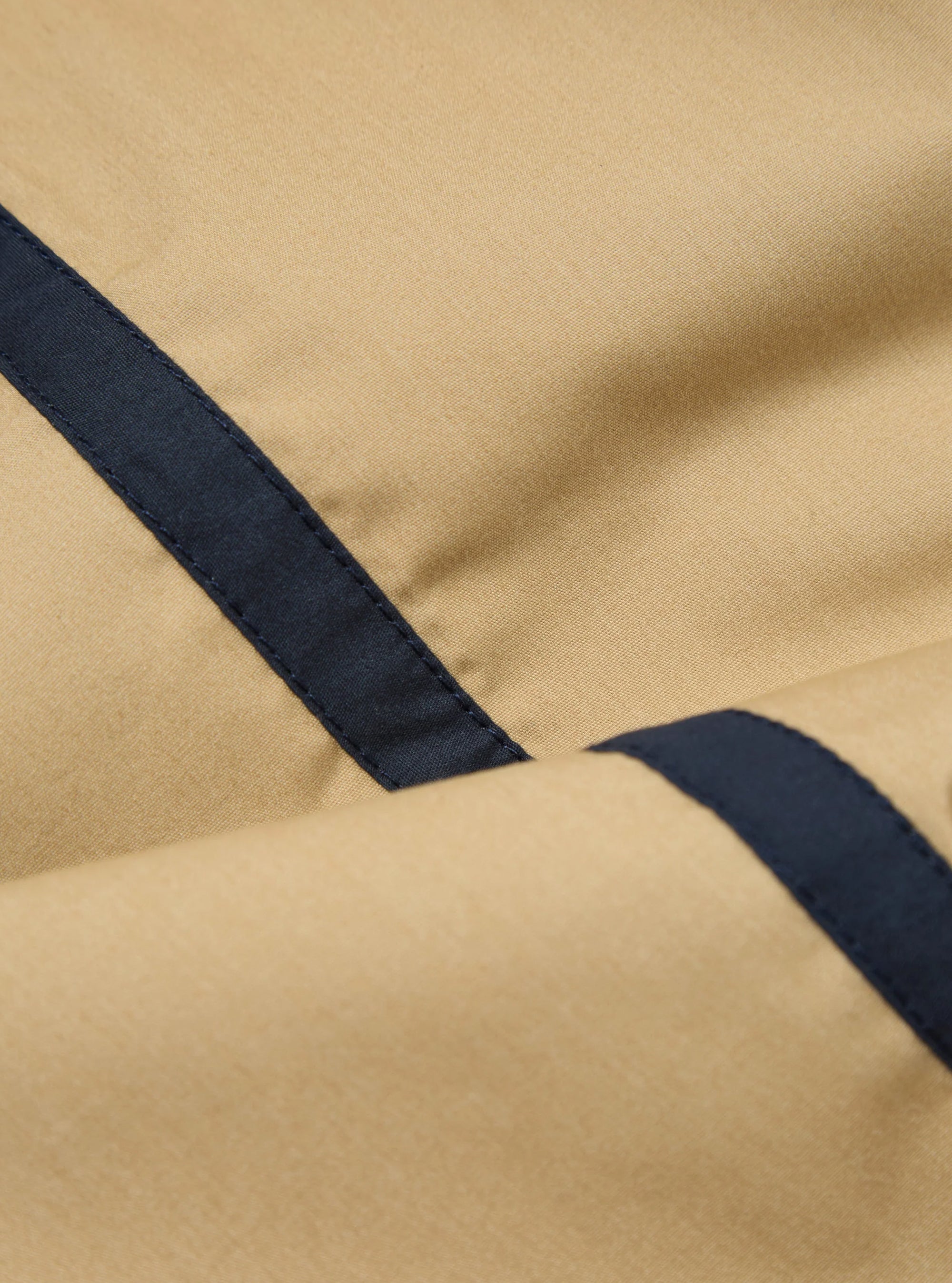 Pantalón Oxford Universal Works color arena con ribete lateral