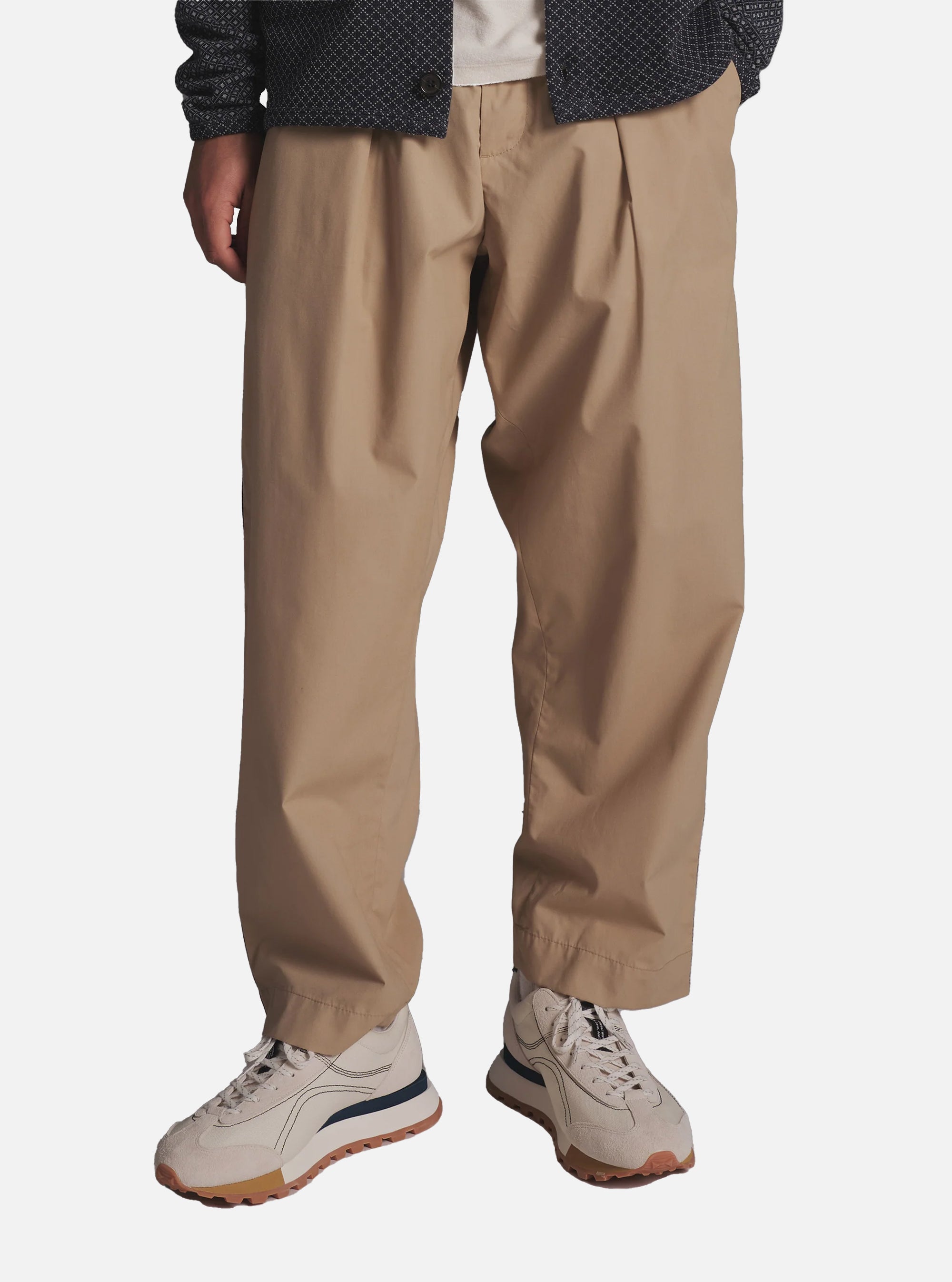 Pantalón Oxford Universal Works color arena con ribete lateral