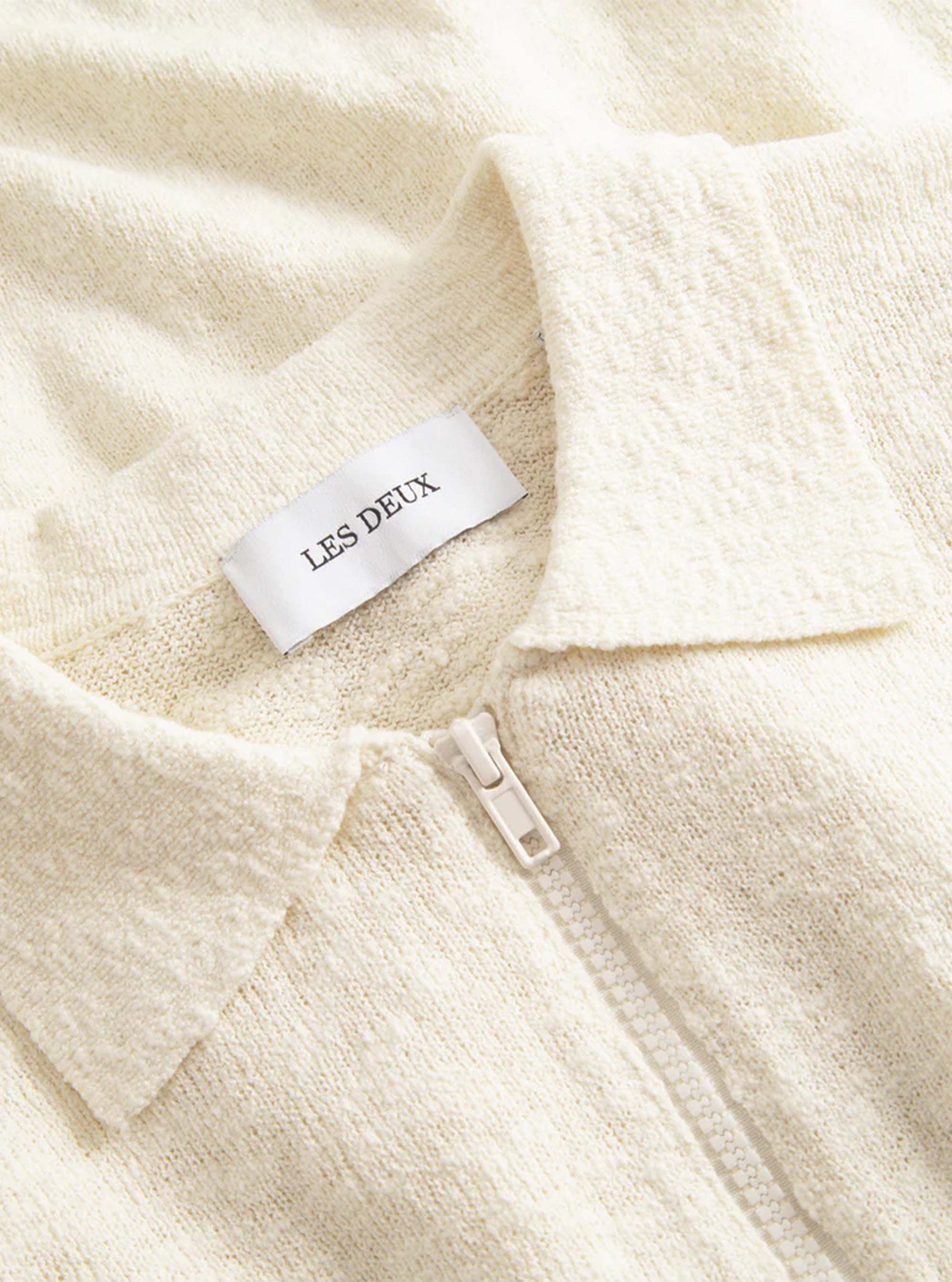 Polo con cremallera Les Deus modelo Brad en beige