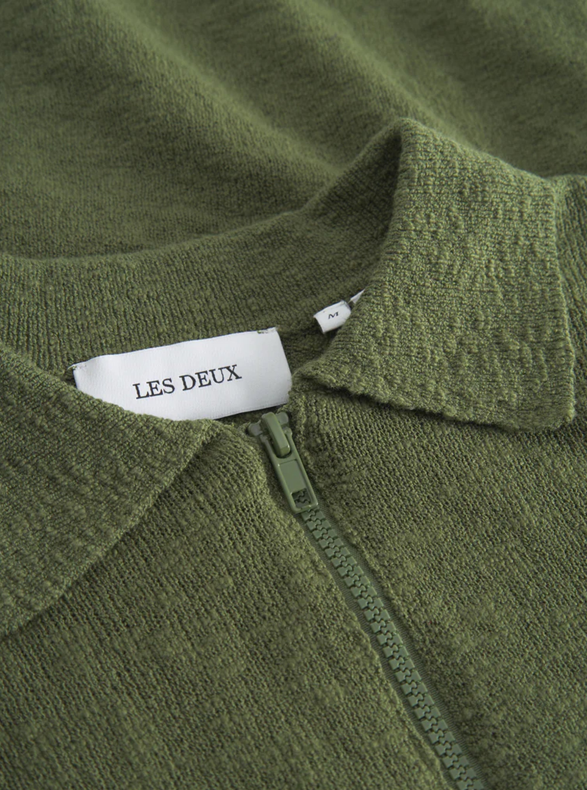 Polo con cremallera Les Deus modelo Brad en verde