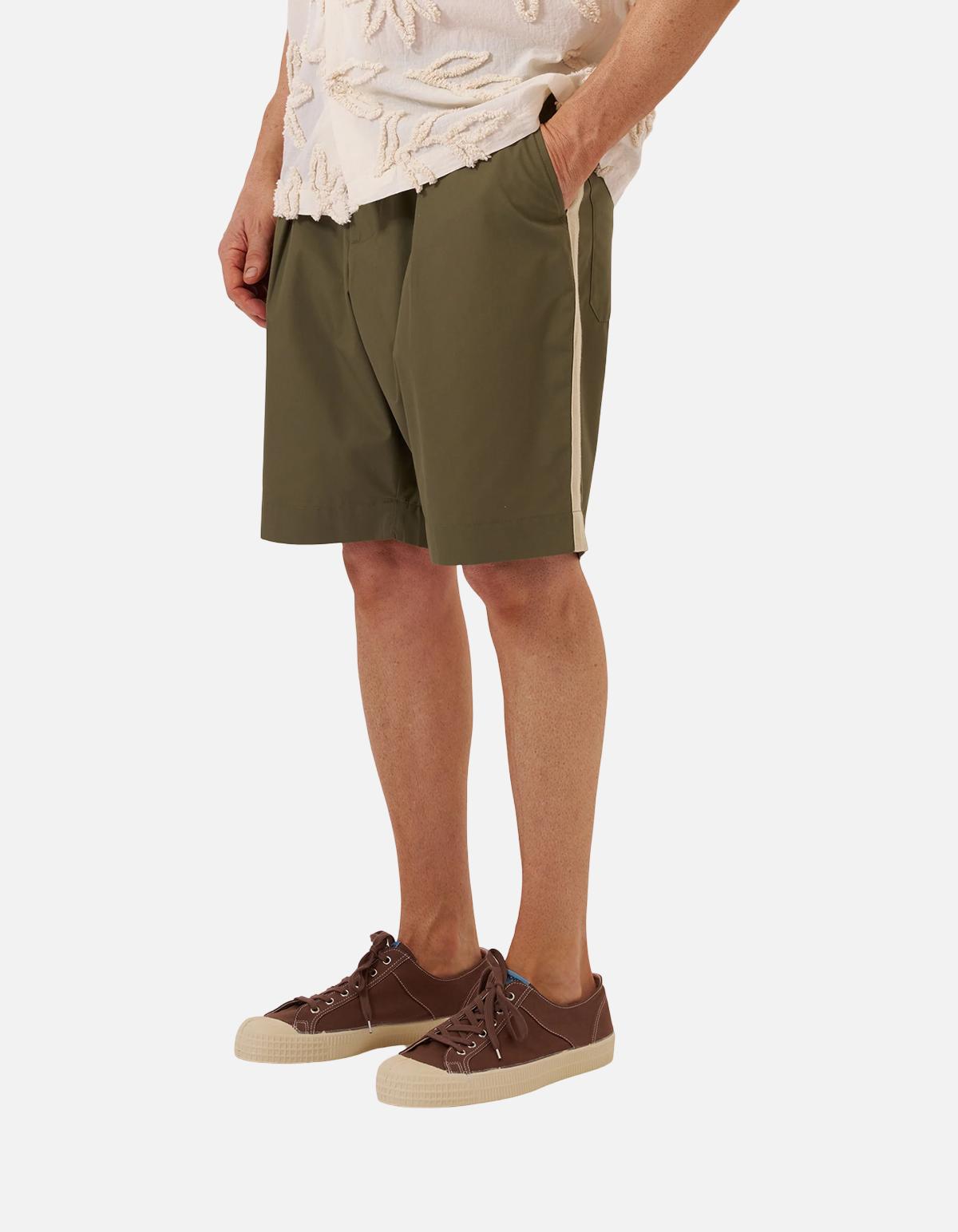 Pantalón Corto Deportivo Plisado en Oliva de Master Piece x Universal Works