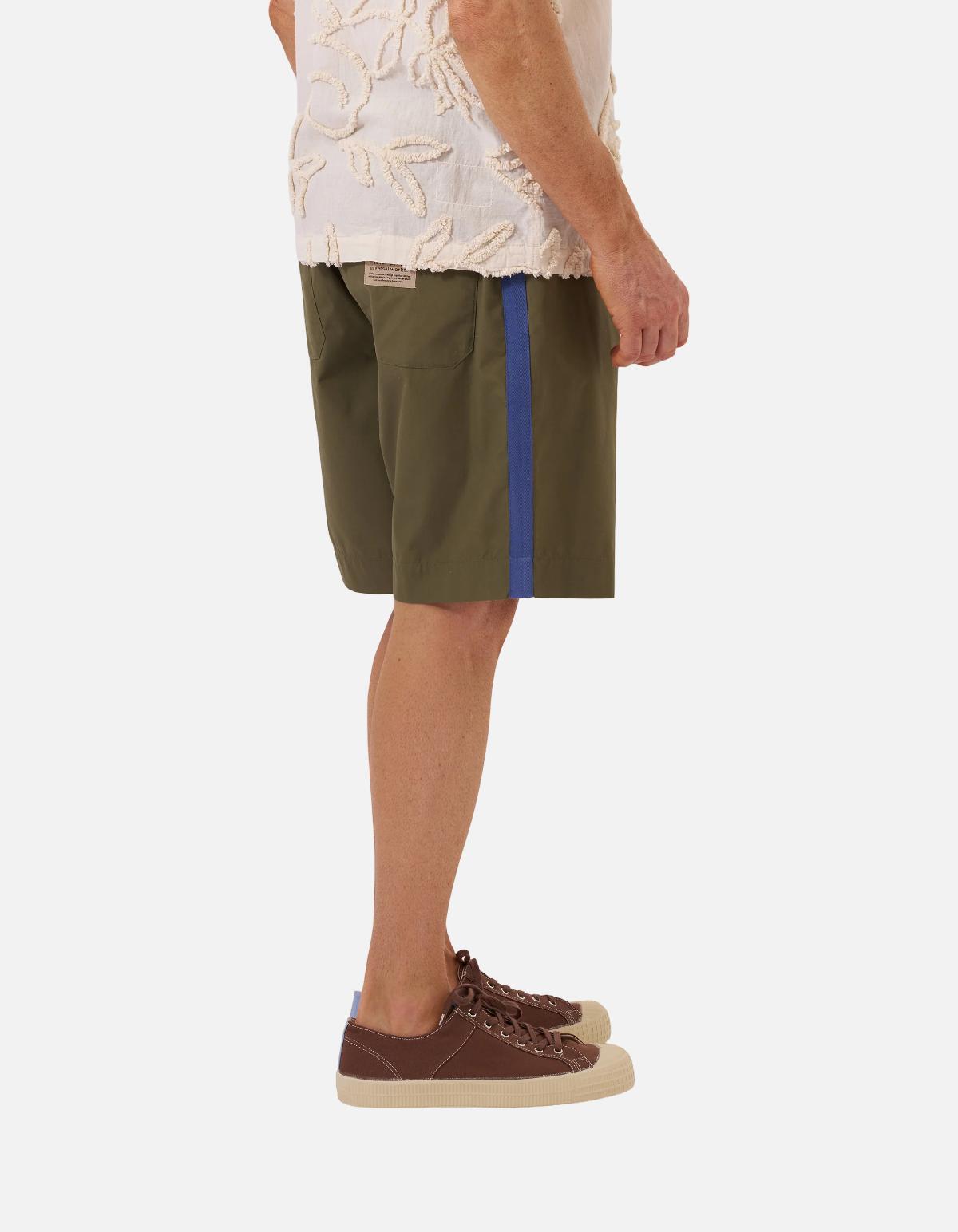 Pantalón Corto Deportivo Plisado en Oliva de Master Piece x Universal Works