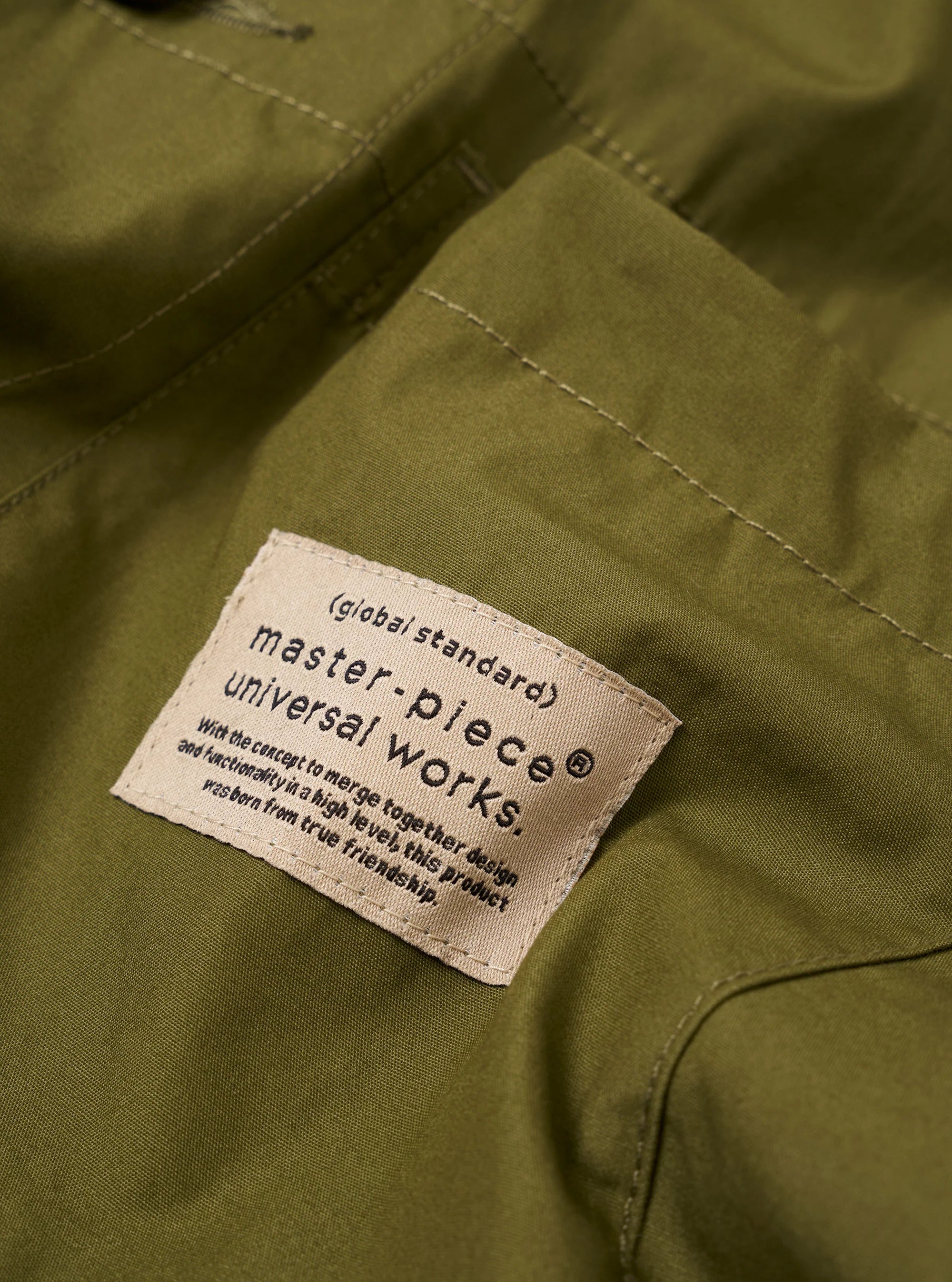 Sobrecamisa técnica de poliéster reciclado color oliva de Masterpiece x Universal Works