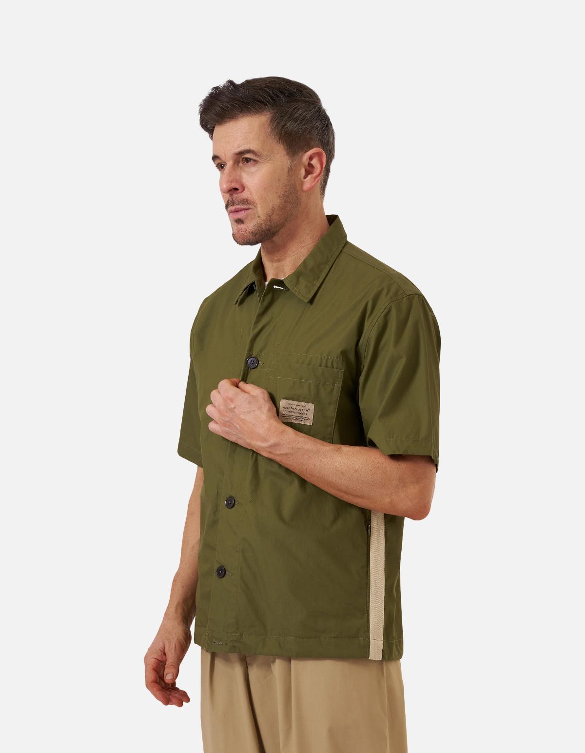Sobrecamisa técnica de poliéster reciclado color oliva de Masterpiece x Universal Works