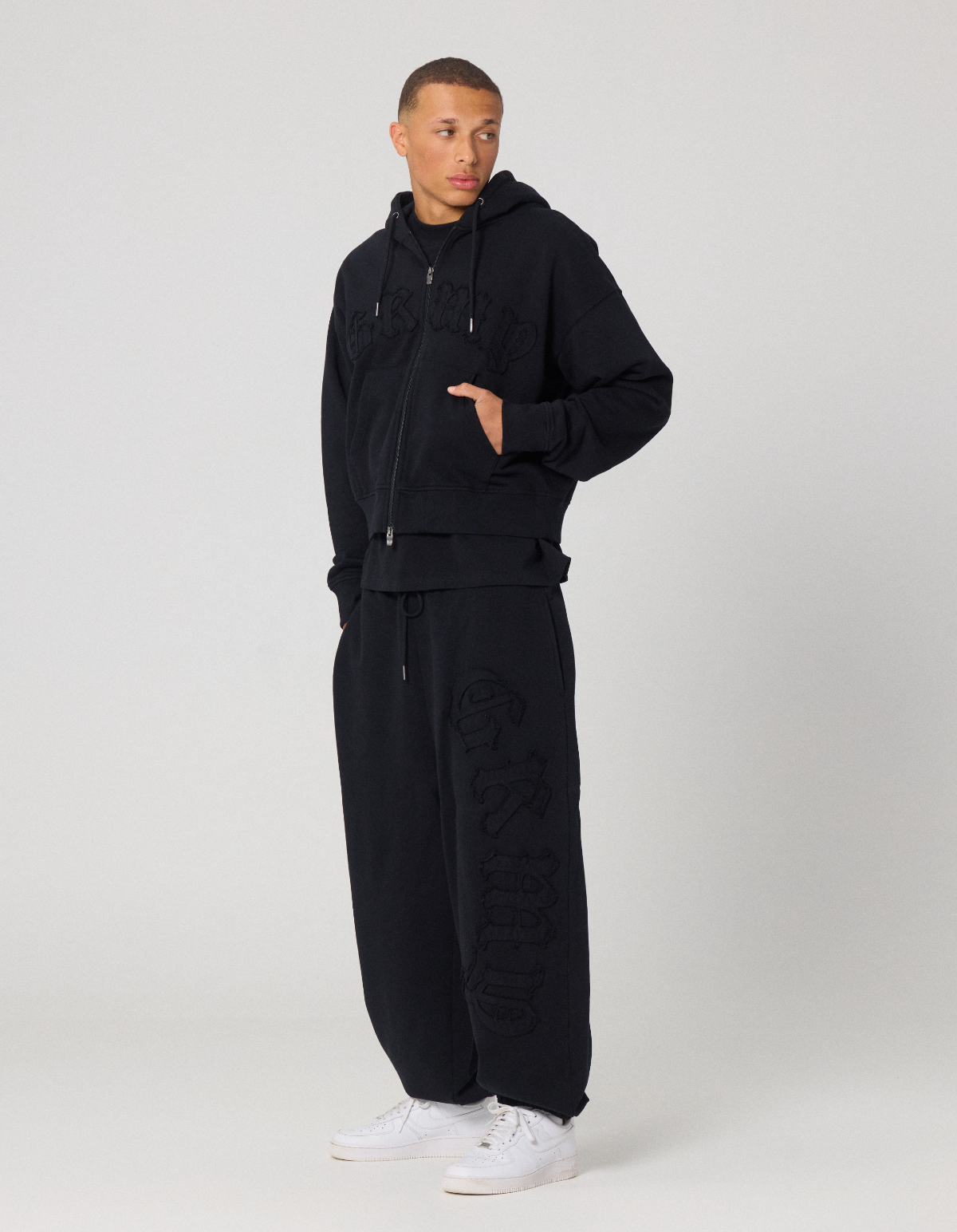 Sudadera Rise Above Fitted Zipper Black de Grimey