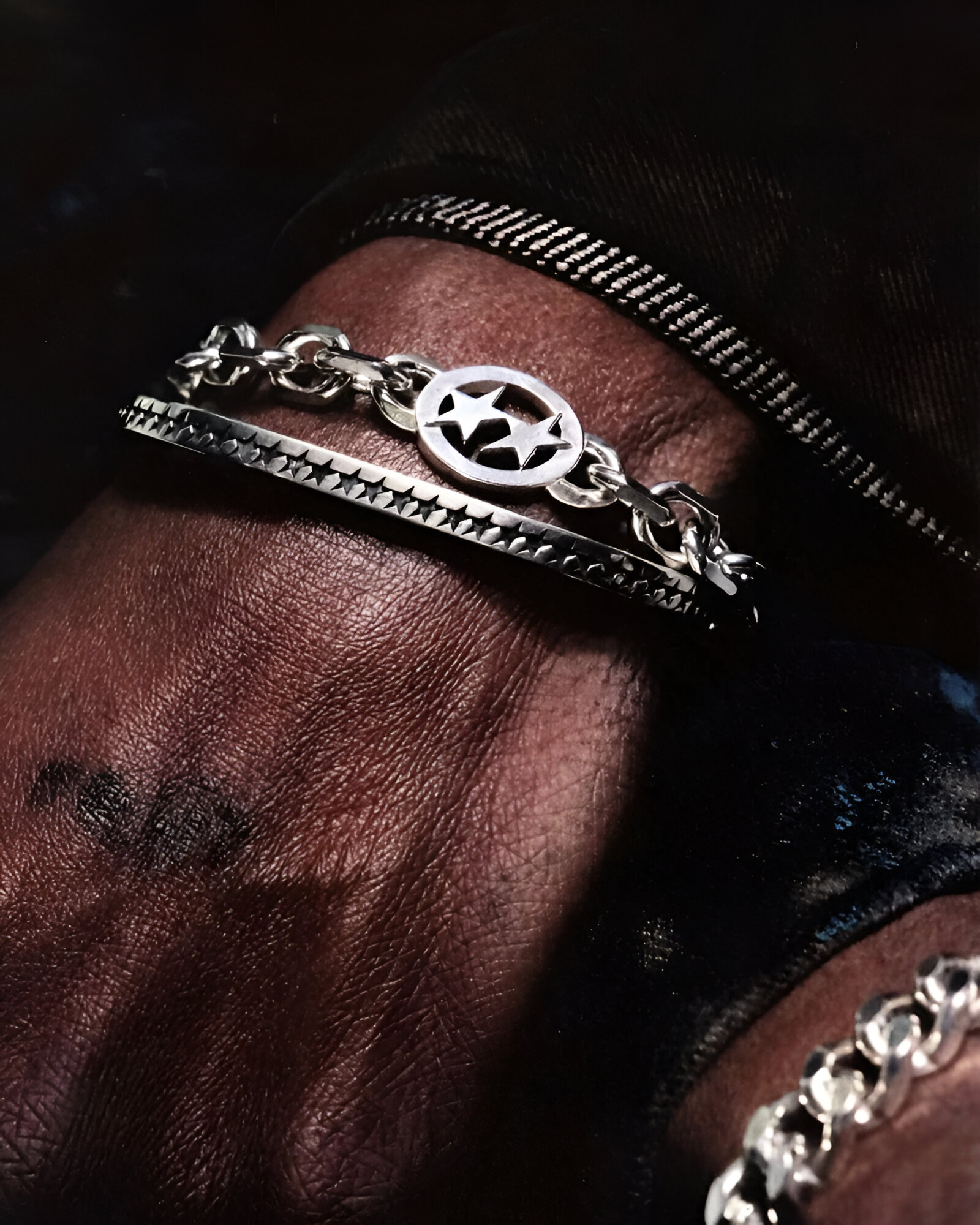 Icon Monogram Bangle Slim de Twojeys