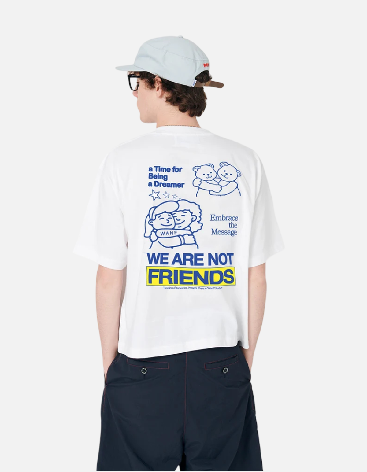 Camiseta Embrace Friends de We Are Not Friends