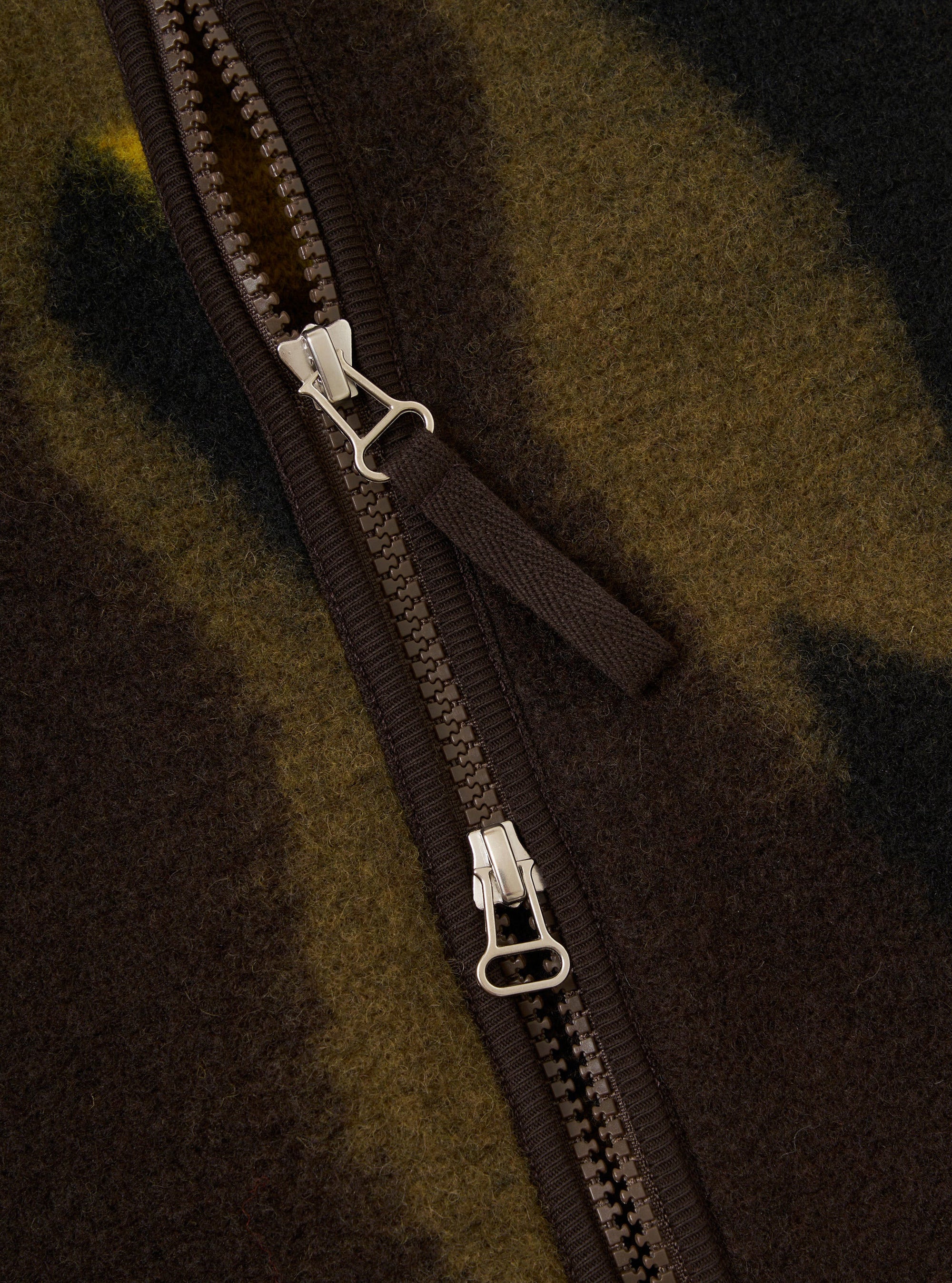 Chaleco polar camo de Universal Works