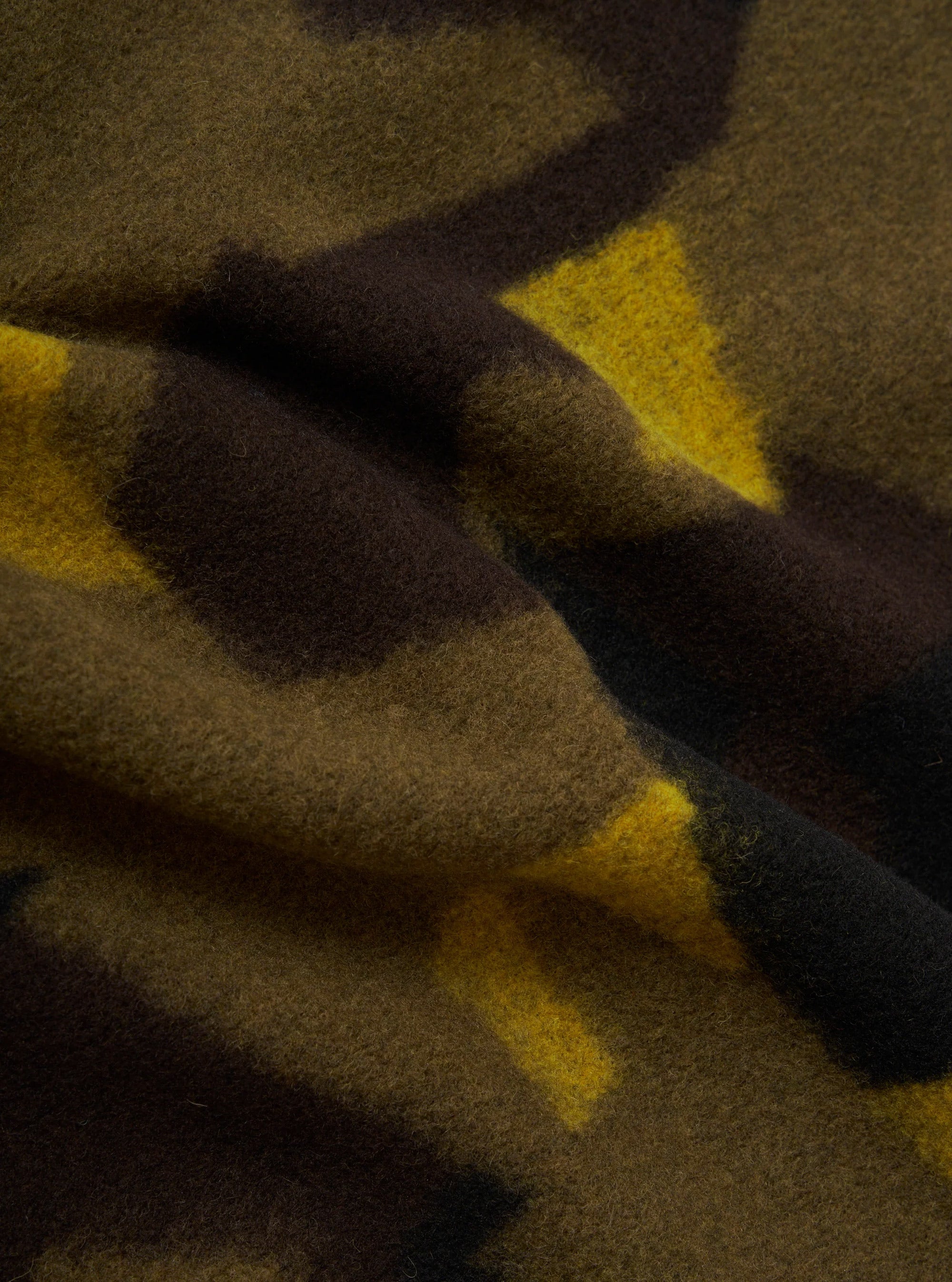Chaqueta polar camo de Universal Works